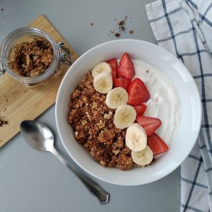 Granola casera con fruta y yogur. Foto: Belinda I. Gómez