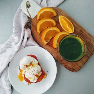 Batido verde con tosta de huevo. Foto: BelindaI. Gómez.