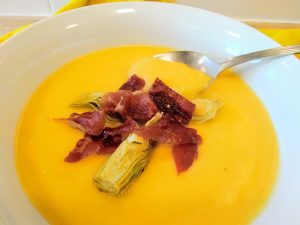 Alcachofas con boniato y chips de jamón.