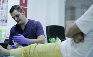 Tratamiento a un diabético por un podólogo. Foto cedida por el CGCOP.