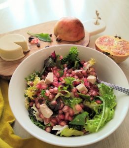 Ensalada con queso de anacardos.