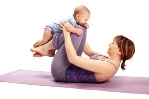 El pilates en familia mejora tu salud y la de tu familia. Foto: Shutterstock.