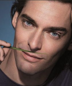 Frente a las agresiones externas diarias, protégele con los súper hidratantes de ClarinsMen.